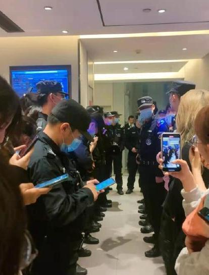 娱乐吃瓜群众郭老师,从网红到争议人物，她的娱乐之路